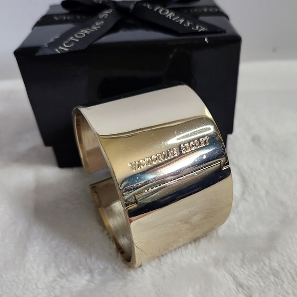 Victoria's Secret VS Gold Toned Scandalous Rhinestone Cuff Hinged Bracelet NWT - Picture 5 of 9